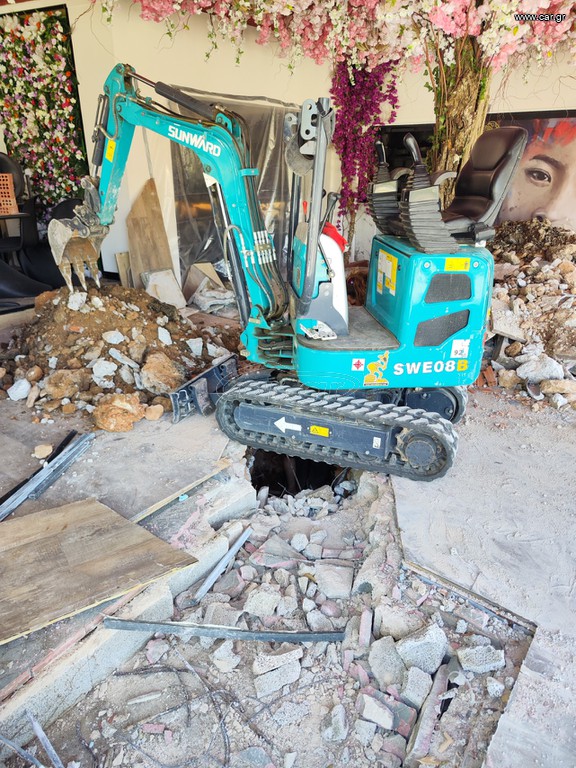 Ο μικρός εκσκαφέας Sunward SWE 08B σε αποξήλωση δαπέδου μέσα σε κτίριο